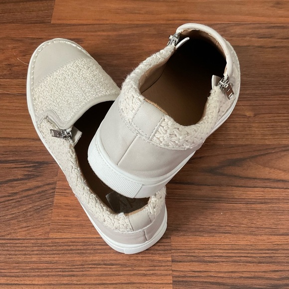 Dolce Vita Cream and White Textured Sneakers - Picture 4 of 6